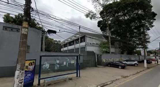 Aluno de 11 anos é agredido por mais de 15 garotos em banheiro de escola 