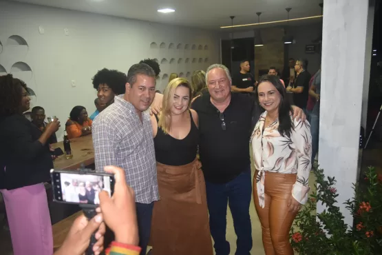 Léo Brito declara apoio a ACM Neto e apresenta seus candidatos a deputados