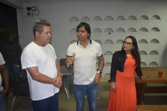 Léo Brito declara apoio a ACM Neto e apresenta seus candidatos a deputados