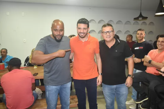 Léo Brito declara apoio a ACM Neto e apresenta seus candidatos a deputados