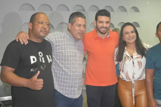 Léo Brito declara apoio a ACM Neto e apresenta seus candidatos a deputados