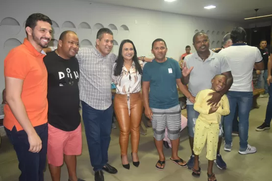 Léo Brito declara apoio a ACM Neto e apresenta seus candidatos a deputados