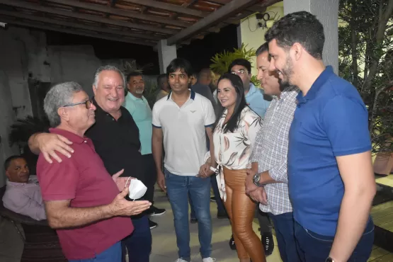Léo Brito declara apoio a ACM Neto e apresenta seus candidatos a deputados