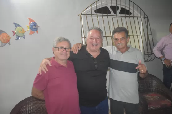 Léo Brito declara apoio a ACM Neto e apresenta seus candidatos a deputados