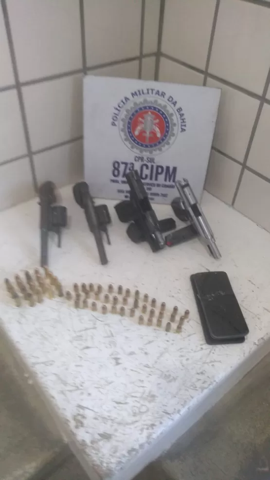 Criminosos armados que assaltaram mercadinho e levaram o carro são presos pela PM poucas horas depois em Teixeira de Freitas