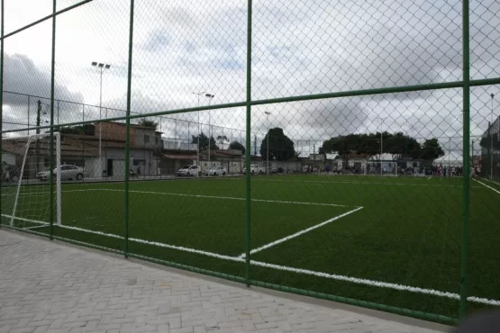 Aulas de futebol na Praça Valter Cezar, do bairro Liberdade 2, ainda têm vagas; saiba como se inscrever