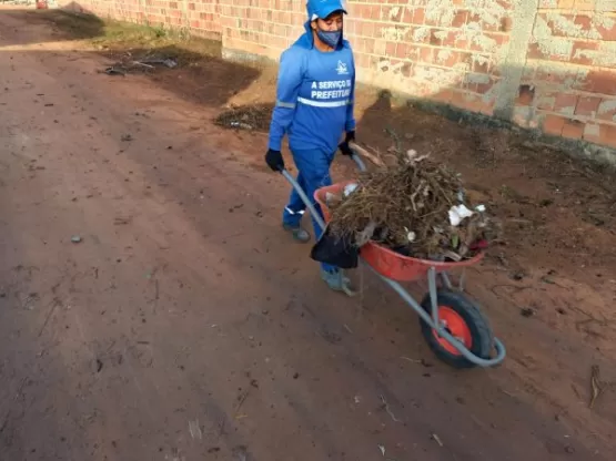 Prefeitura realiza mutirões de limpeza em espaços públicos de Teixeira de Freitas