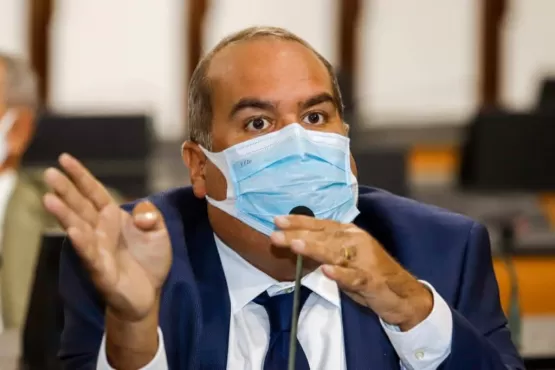 Governo cancela convênios, mas propõe que prefeitos realizem obras; prática configura fraude eleitoral