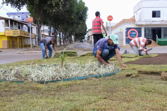 Equipes prosseguem com revitalização da Avenida Padre Anchieta, em Teixeira de Freitas
