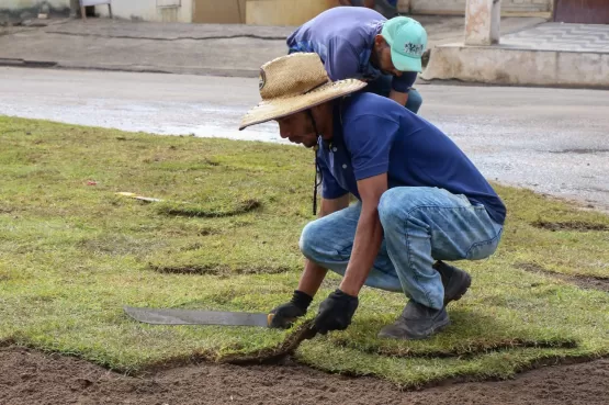 Equipes prosseguem com revitalização da Avenida Padre Anchieta, em Teixeira de Freitas