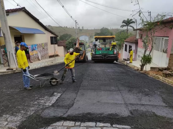 Asfalto - Nova etapa vai ligar asfalto da BA-290 à Praça da Liberdade, em Itanhém