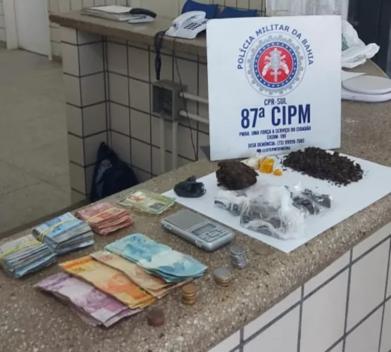 Menor é apreendida  com droga, dinheiro e caderno de anotações do tráfico, em Teixeira de Freitas