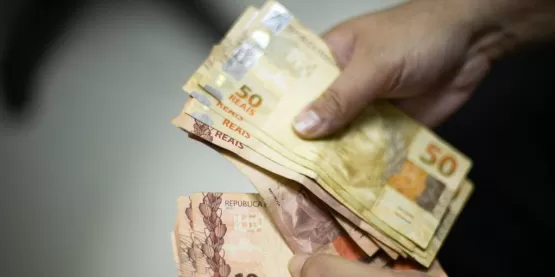 Homem acha R$ 23 mil em carro que roubou de padre e distribui dinheiro