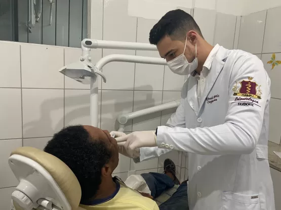 Prefeitura de Medeiros Neto entrega inúmeras próteses dentárias à população, na Campanha Medeiros Sorridente