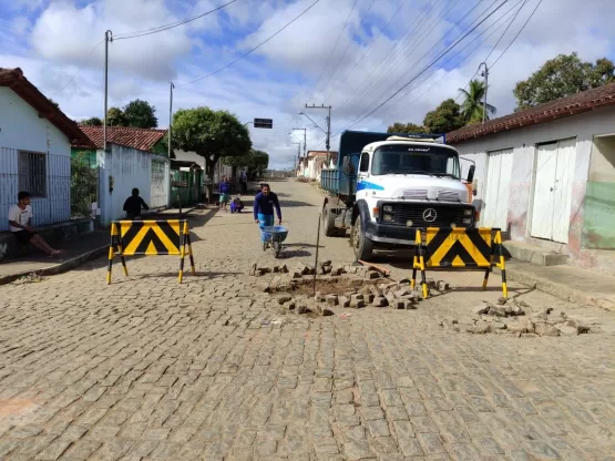 Prefeitura prepara Rua 2 de Julho para ser asfaltada, em Itanhém