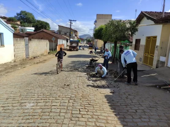 Prefeitura prepara Rua 2 de Julho para ser asfaltada, em Itanhém