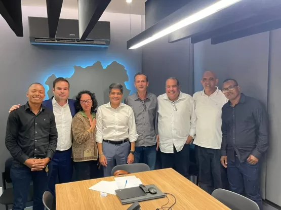 Ao lado de Sandro Régis, lideranças municipais declaram apoio a ACM Neto e Cacá Leão