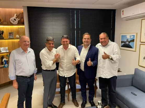 Ao lado de Sandro Régis, lideranças municipais declaram apoio a ACM Neto e Cacá Leão