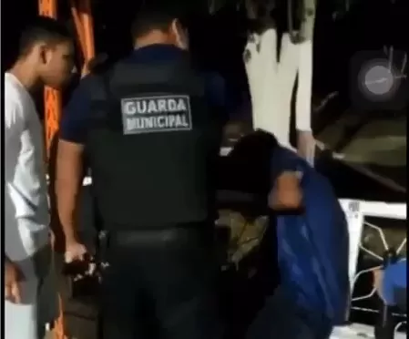 Barbaridade – Vídeo mostra guarda municipal armado agredindo jovem em Itapetinga