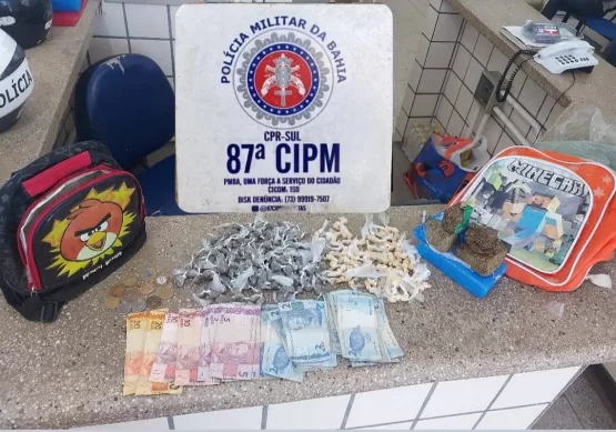 PM apreende bolsa infantil com quase um quilo de maconha e crack em Teixeira de Freitas