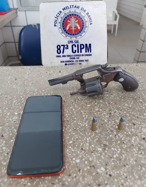 Teixeira de Freitas - PM prende homem e apreende revólver escondido em construção 