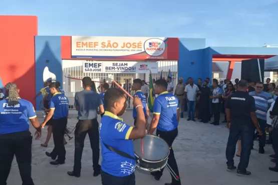 Prefeito Zico de Baiato inaugura escola com disciplina militar no São José de Alcobaça