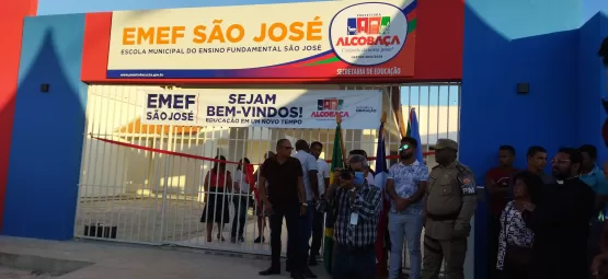 Prefeito Zico de Baiato inaugura escola com disciplina militar no São José de Alcobaça