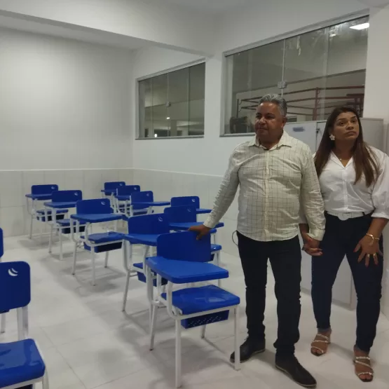 Prefeito Zico de Baiato inaugura escola com disciplina militar no São José de Alcobaça