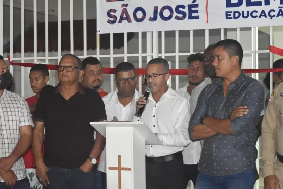 Prefeito Zico de Baiato inaugura escola com disciplina militar no São José de Alcobaça