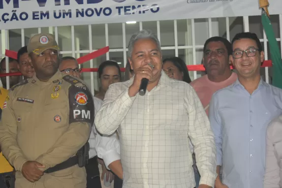 Prefeito Zico de Baiato inaugura escola com disciplina militar no São José de Alcobaça