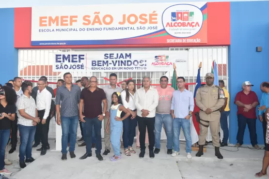 Prefeito Zico de Baiato inaugura escola com disciplina militar no São José de Alcobaça