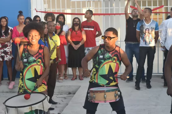 Prefeito Zico de Baiato inaugura escola com disciplina militar no São José de Alcobaça