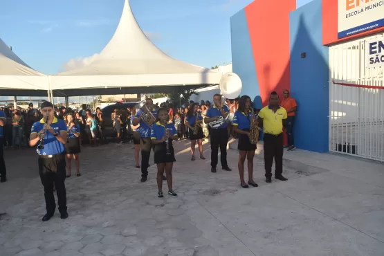 Prefeito Zico de Baiato inaugura escola com disciplina militar no São José de Alcobaça