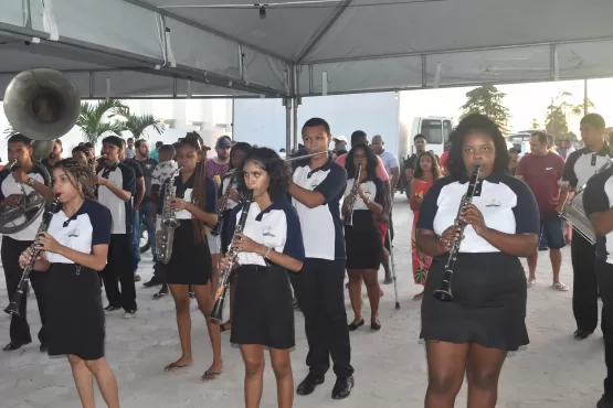 Prefeito Zico de Baiato inaugura escola com disciplina militar no São José de Alcobaça
