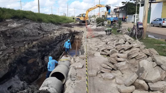 Presença de rochas provoca atrasos no andamento das obras do sistema de macrodrenagem pluvial em Itabatã