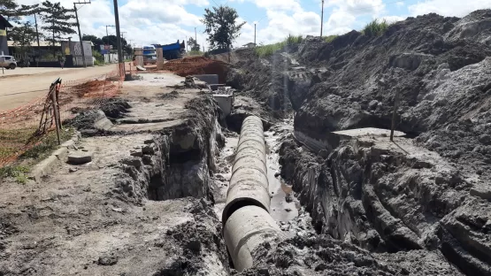 Presença de rochas provoca atrasos no andamento das obras do sistema de macrodrenagem pluvial em Itabatã