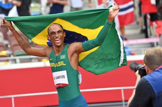 Alison dos Santos, o Piu, é campeão mundial dos 400m com barreira