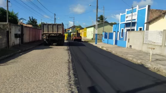 Avenida principal de Barra de Caravelas está sendo asfaltada