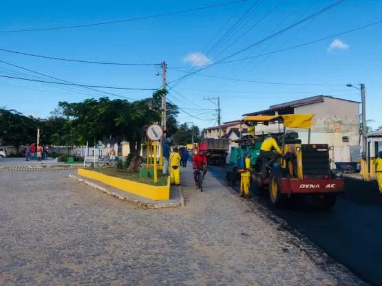 Avenida principal de Barra de Caravelas está sendo asfaltada