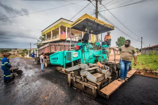 Prefeitura de Teixeira de Freitas prossegue com o asfaltamento do bairro Caminho do Mar;