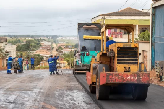 Prefeitura de Teixeira de Freitas prossegue com o asfaltamento do bairro Caminho do Mar;