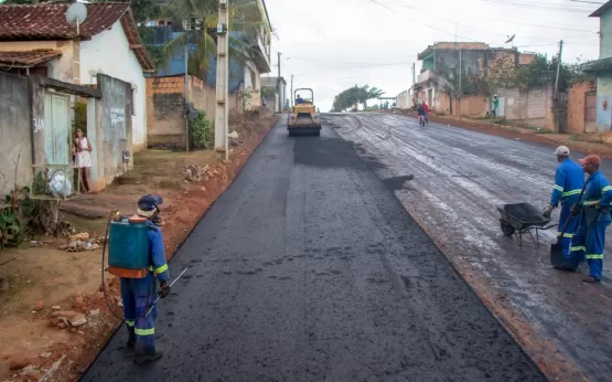 Prefeitura de Teixeira de Freitas prossegue com o asfaltamento do bairro Caminho do Mar;