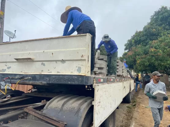 Prefeitura de Medeiros Neto inicia obras do calçamento em Santa Luzia do Norte