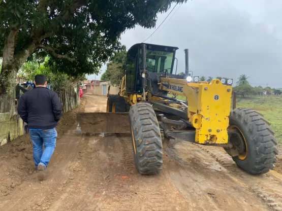 Prefeitura de Medeiros Neto inicia obras do calçamento em Santa Luzia do Norte