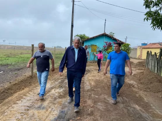 Prefeitura de Medeiros Neto inicia obras do calçamento em Santa Luzia do Norte