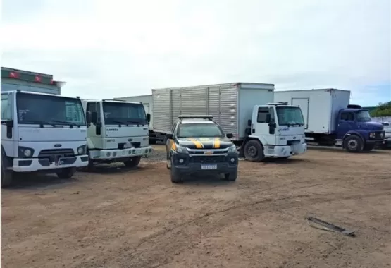 Operação integrada da PRF, PM e PC apreende 13 caminhões adulterados de empresa no Extremo Sul