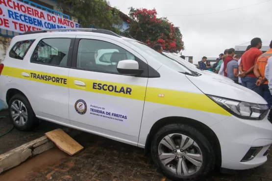 Prefeitura de Teixeira apresenta novos carros para transporte escolar do distrito de Cachoeira do Mato