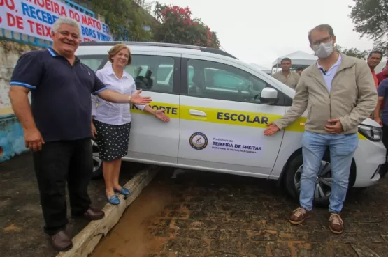 Prefeitura de Teixeira apresenta novos carros para transporte escolar do distrito de Cachoeira do Mato