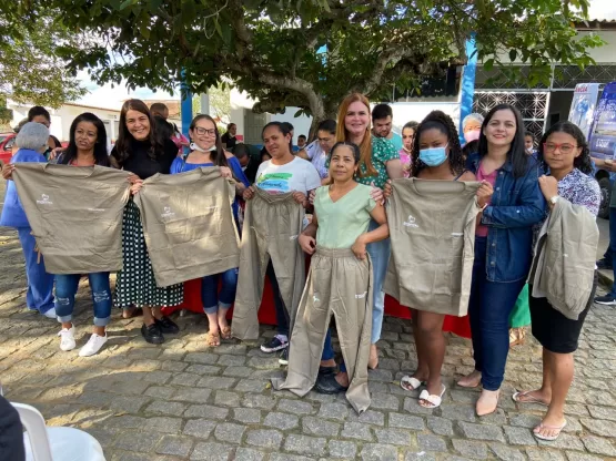 Hospital de Medeiros Neto recebe mais de um mil uniformes fruto da parceria entre Prefeitura Municipal, Usina Santa Maria e Corcovado