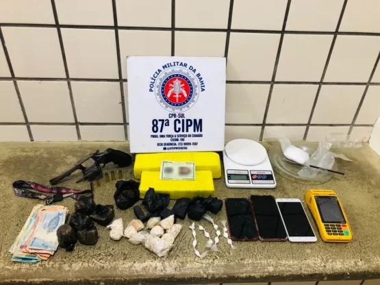 PM prende casal com muita droga, arma e moto roubada em distrito de Teixeira de Freitas